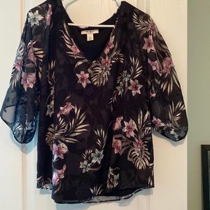 White House Black Market size Large v neck blouse w quarter length sheer sleeve